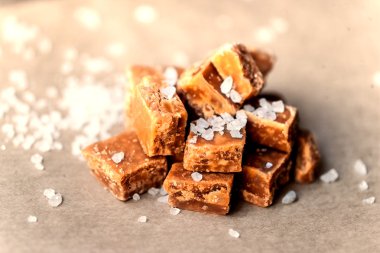Tuzlu karamel parçalar ve deniz tuzu