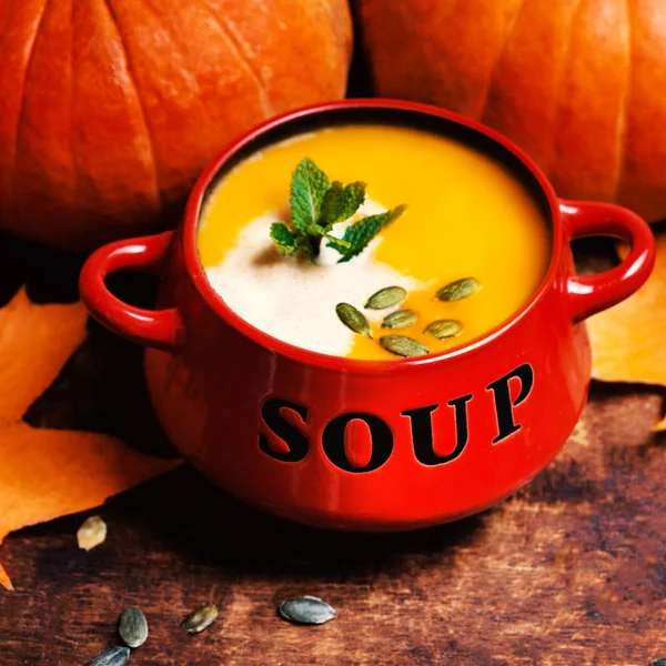 Миска гарбузового супу — стокове фото