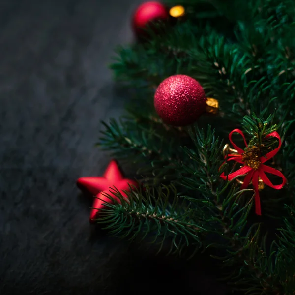 松树和圣诞玩具. — 图库照片