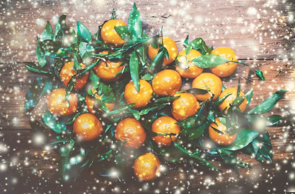 Mandarines fraîches avec neige tombante — Photo