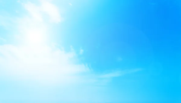 Wolkenverhangener blauer Himmel — Stockfoto
