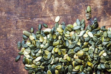 Tablo üzerinde kabak çekirdeği  