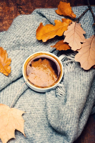 Xícara de café durante o outono folhas coloridas — Fotografia de Stock