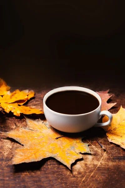 Liści klonu i kubek czarnej kawy — Zdjęcie stockowe