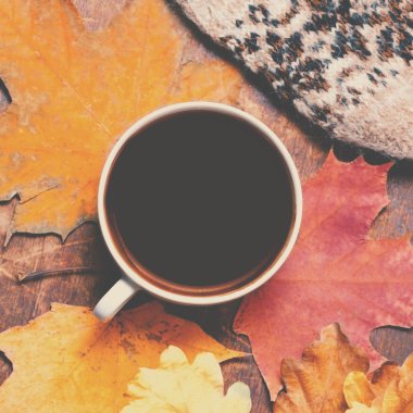 Sonbahar yaprakları ile kahve fincanı