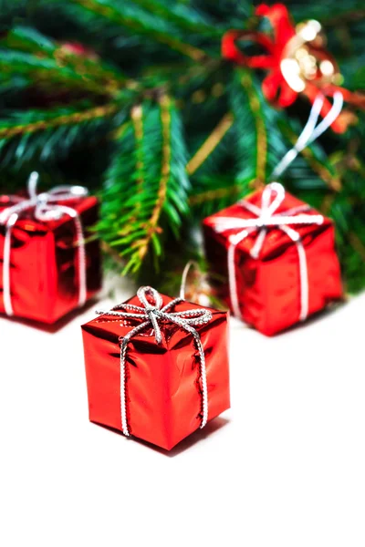 Karácsonyi fenyő fa és piros díszdobozok kártya — Stock Fotó