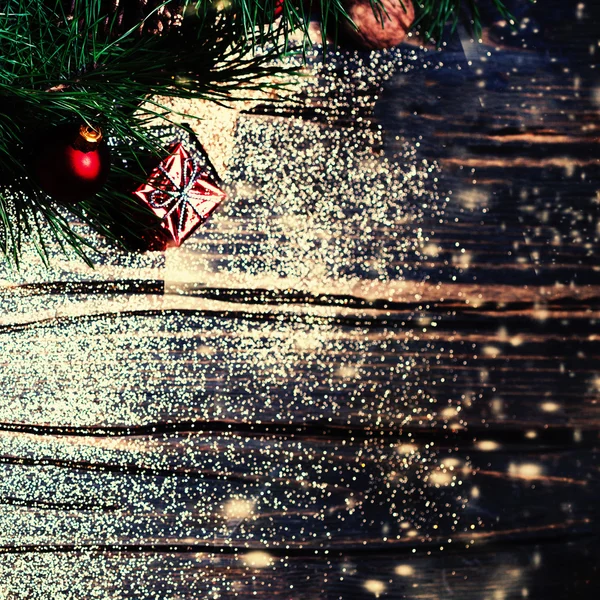 Árvore de abeto de Natal em placa de madeira escura — Fotografia de Stock