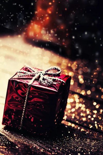 Caja de regalo de Navidad con decoraciones —  Fotos de Stock