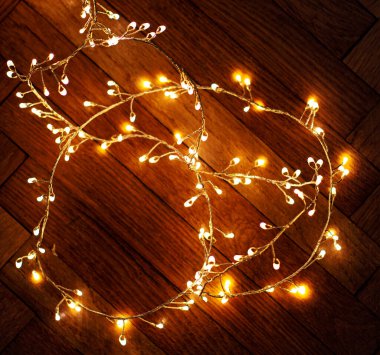 Işıklı çelenkli Noel arkaplanı. Parlak ışıklar üst görünüm