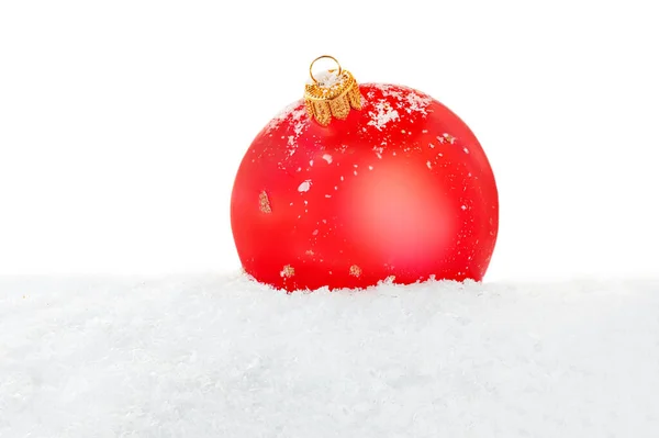 Red Ball Dans Une Neige Isolée Sur Fond Blanc Espace — Photo