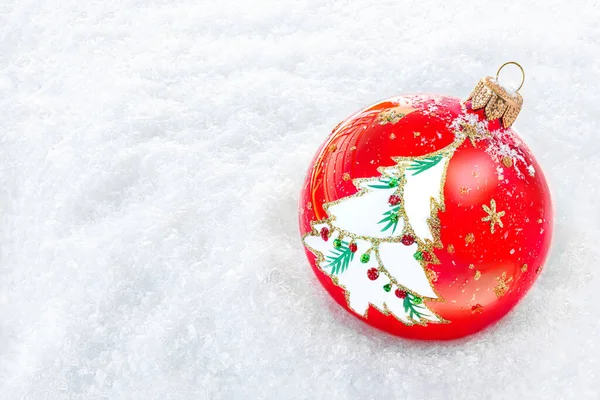 Kerstkaart Met Rode Bal Een Sneeuw Kerstmis Nieuwjaar Concept Bovenaanzicht — Stockfoto