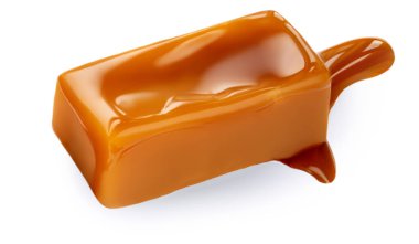 Beyaz arka planda izole edilmiş yumuşak karamel. Karamel soslu eritilmiş şekerleme.