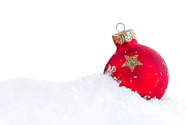 Boule Noël Rouge Sur Neige Isolée Sur Fond Blanc Joyeux — Photo