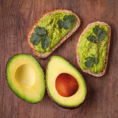Avokado ve guacamole sosu eski ahşap masa üzerinde, üst görünüm, kopya spac