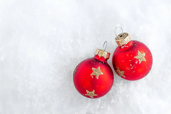 Kerst Ornamenten Sneeuw Met Kopieerruimte Glanzende Rode Ballen Bovenaanzicht — Stockfoto