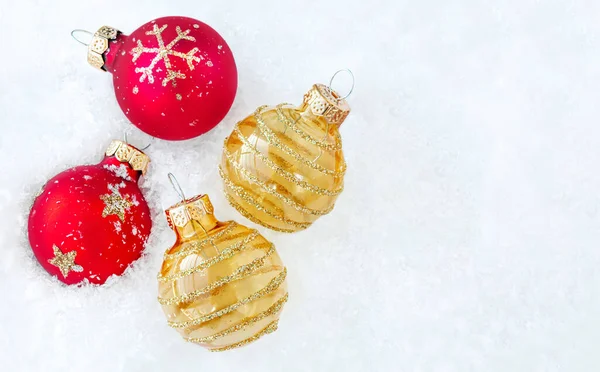 Fondo Con Bolas Navidad Una Nieve Blanca Invierno Tarjeta Año —  Fotos de Stock