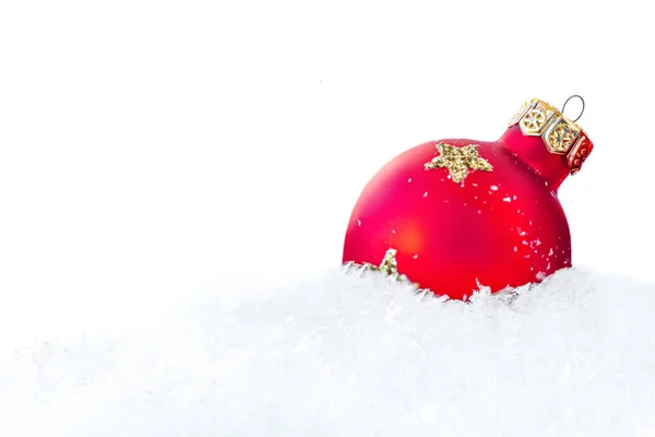 Beyaz Arka Planda Red Baubles Snow Izole Edilmiş Noel Kış — Stok fotoğraf