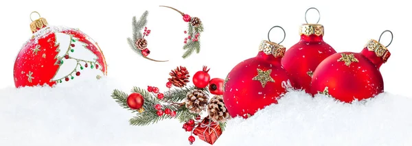 Kerstcompositie Met Kerstboom Decoraties Dennen Takken Rode Baubles Geïsoleerd Witte — Stockfoto