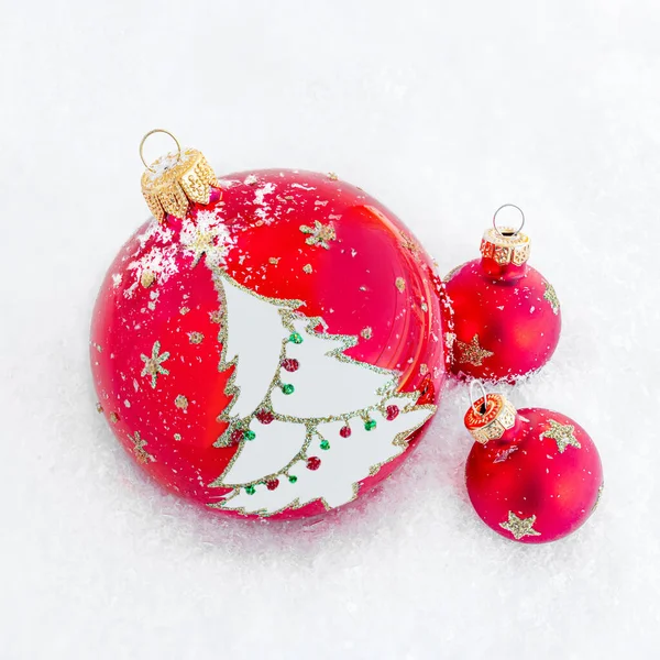 Vánoční Červený Míč Dekoracemi Stromů Šišky Borovice Mrazivé Sněhové Pozadí — Stock fotografie