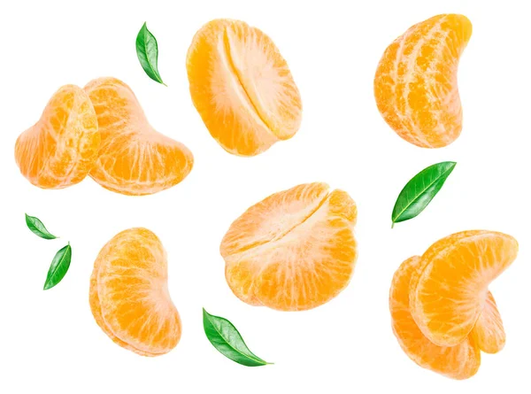 Färska Mandariner Mandarin Klementinskivor Med Gröna Citrusblad Isolerade Vit Bakgrund — Stockfoto