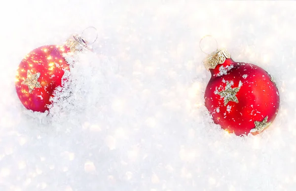 コピースペースと雪の上のクリスマスの装飾 光沢のある赤いボールトップビュー — ストック写真