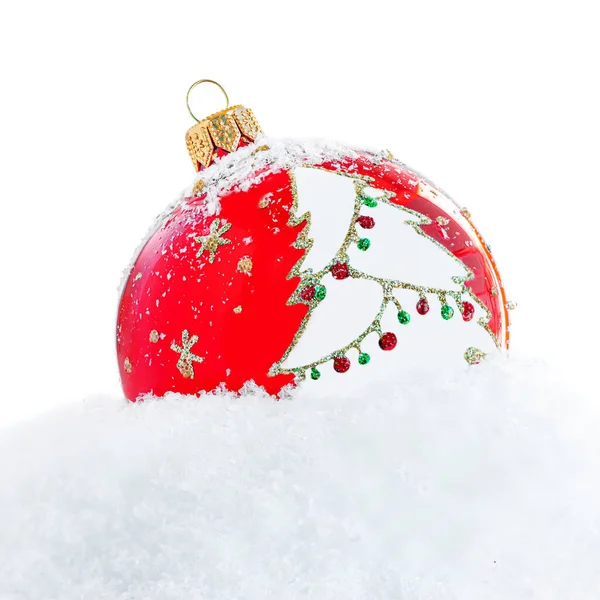 Kerst Rode Bal Met Sparren Boom Ornament Ijzige Sneeuw Geïsoleerd — Stockfoto