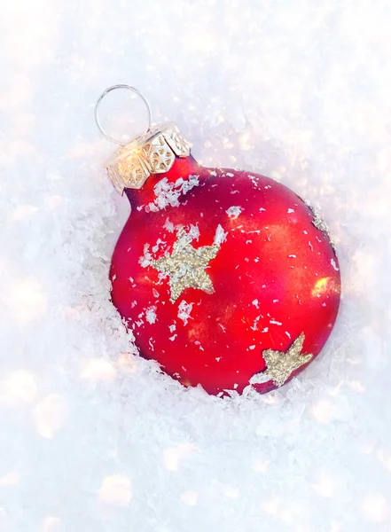 Julprydnader Snö Med Kopieringsutrymme Glänsande Röda Bollar Ovanifrån — Stockfoto