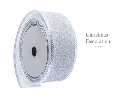 Noel süslemesi, gümüş sarılı ipek kurdele beyaz arka planda izole edilmiş. Yakın plan.