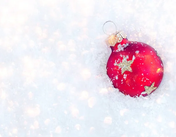 雪地上的圣诞装饰品 有复制空间 光滑的红球顶部视图 — 图库照片