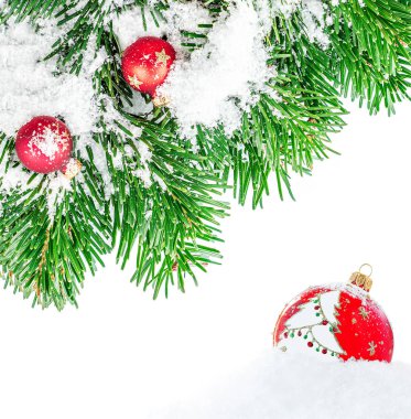 Beyaz arka planda köknar dalları, kar ve kırmızı toplar bulunan Noel sınırı. Mutlu Noeller yaratıcı çocuk.