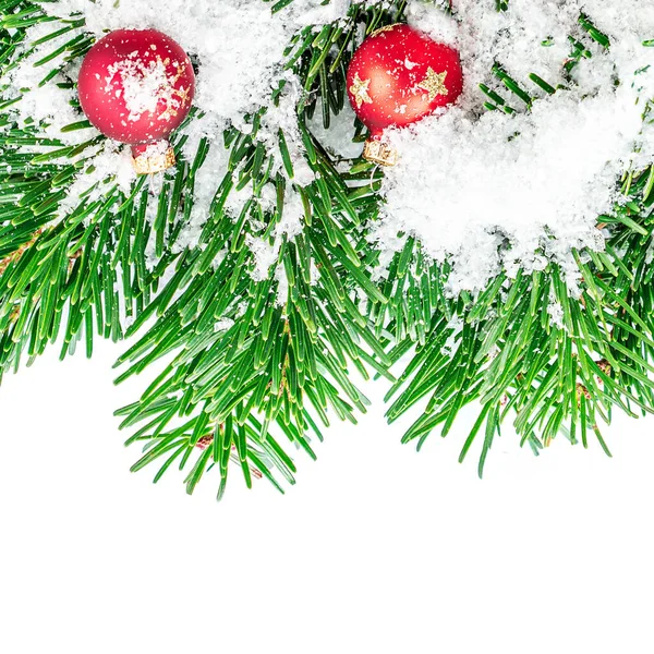 Kerstboomgrens Met Vakantiedecor Rode Ballen Sneeuw Kerst Symbolen Geïsoleerd Witte — Stockfoto