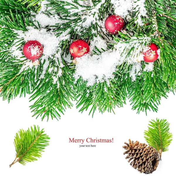 Weihnachtsbordüre Mit Tannenzweigen Tannenzapfen Und Roten Kugeln Auf Weißem Hintergrund — Stockfoto