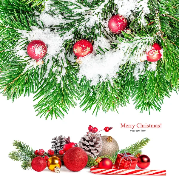 Weihnachtsbordüre Mit Tannenzweigen Tannenzapfen Und Roten Kugeln Auf Weißem Hintergrund — Stockfoto