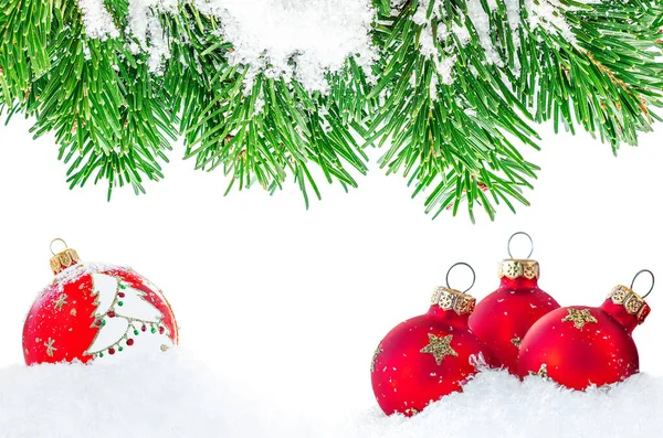 Kerst Grens Met Sparren Takken Sneeuw Rode Ballen Geïsoleerd Witte — Stockfoto