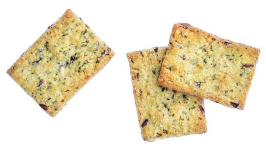 Beyaz arka planda izole edilmiş tuzlu krakerler. Ezilmiş kuru kraker kurabiyeleri ve otlar.