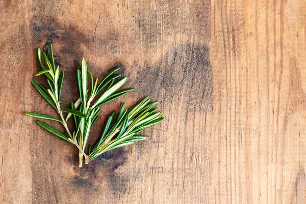 Verse Rozemarijn Kruid Houten Achtergrond Top View Rozemarijn Met Kopieerruimte — Stockfoto