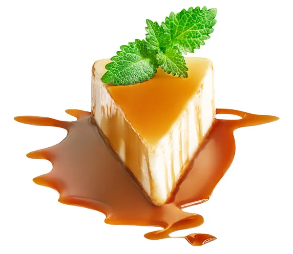 白地にカラメルソースの流れるチーズケーキとミントの葉のスライス — ストック写真