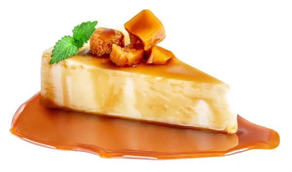 Pedaço Cheesecake Com Molho Caramelo Folha Hortelã Isolado Fundo Branco — Fotografia de Stock
