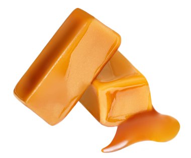 Karamel soslu tatlı karamel şekerler beyaz arka planda izole edilmiş..