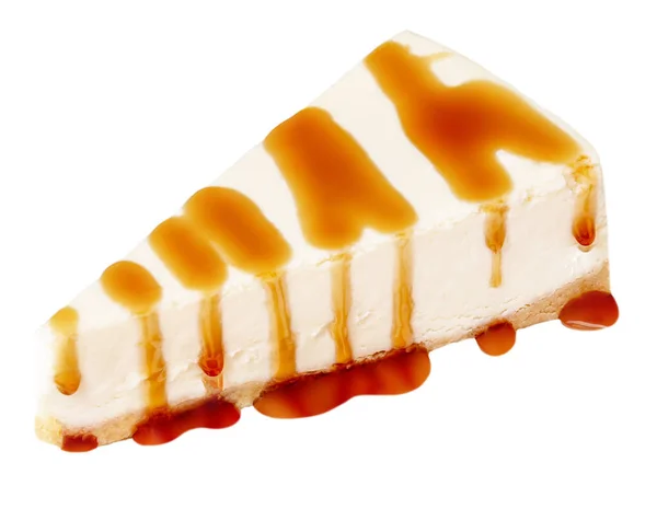 チーズケーキのスライスとキャラメルソースが白い背景に分離されています おいしいカラメルケーキのピース閉じるU — ストック写真