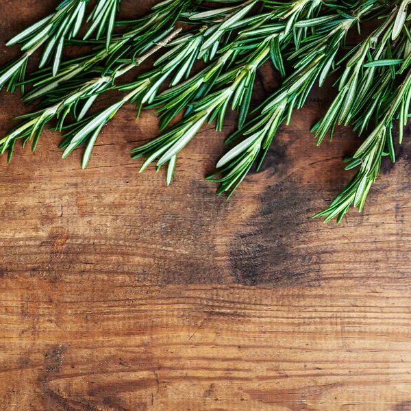 Frisches Rosmarinkraut Auf Einem Holzbrett Rosmarin Von Oben Mit Kopierraum — Stockfoto