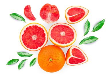 Greyfurtlar beyaz arkaplanda izole edilmiş, üst görünümde. Citrus meyve deseni. Greyfurt dilimleri ve yeşil yapraklardan oluşan yaratıcı bir düzen. Üst Manzara. Düz yatıyordu.