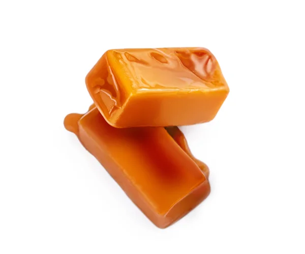 Sweet Caramel Snoepjes Met Karamel Saus Geïsoleerd Een Witte Achtergrond — Stockfoto