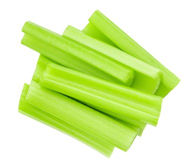 Kereviz çubukları beyaz arka planda izole edilmiş. Taze kereviz sapı yakın çekim