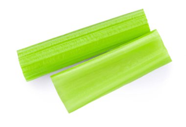 Kereviz beyaz arka planda izole edilmiş. Taze yeşil kereviz üst manzaraya yapışır. Düz la