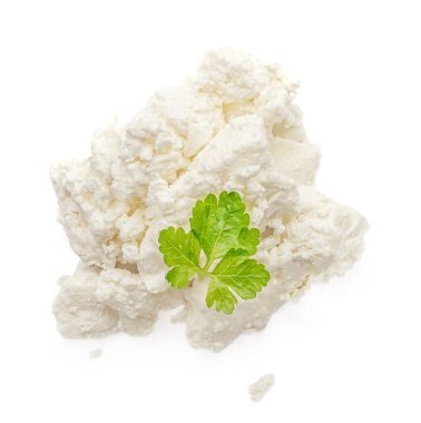 Beyaz arka planda izole edilmiş süzme peynir. Yüksek proteinli günlük ürünleri