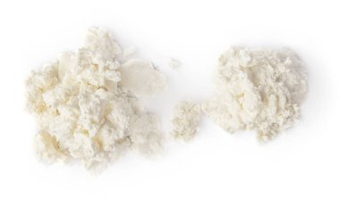 Beyaz arka planda izole edilmiş süzme peynir. Yüksek proteinli günlük ürünleri