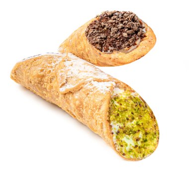Cannoli tatlısı beyaz arka planda izole edilmiş. Tatlı Pistachio Canolli yakın plan. İtalyan yemeği.