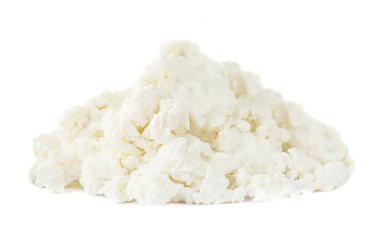 Beyaz arka planda izole edilmiş süzme peynir. Yüksek proteinli günlük ürünleri