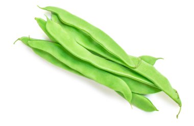 Beyaz arka planda izole edilmiş yeşil fasulyeler. Taze bezelye kabuklarının en üst görüntüsü. Bir avuç organik fasulye.